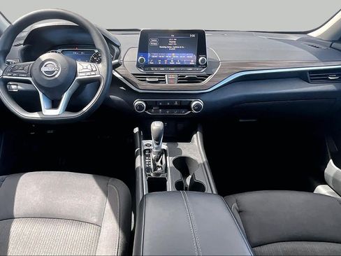 Used 2025 Nissan Altima 2.5 SV FWD image 15