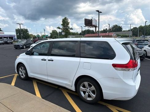 Used 2011 Toyota Sienna w/ Towing Pkg FWD image 9