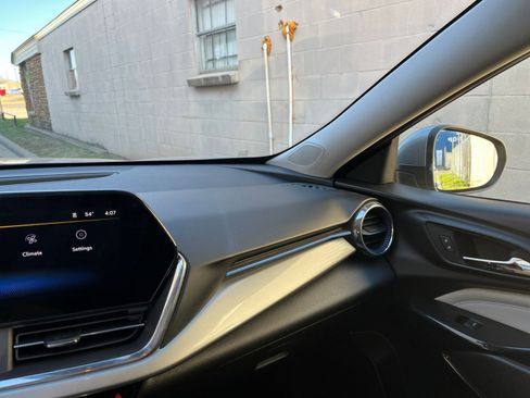 Used 2025 Chevrolet Trax LT image 34