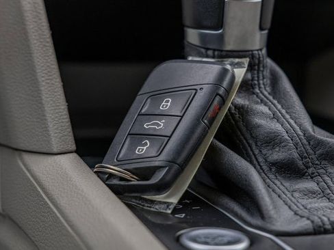 Used 2018 Volkswagen Atlas SE image 25