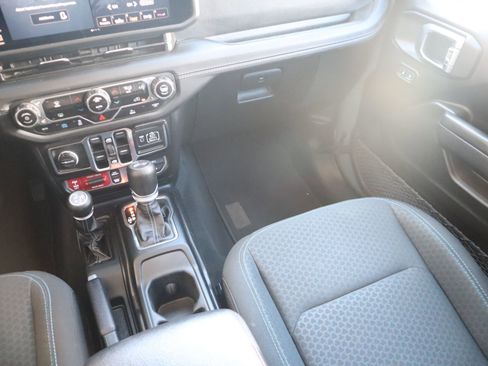 Used 2025 Jeep Wrangler Unlimited Rubicon 4xe image 31