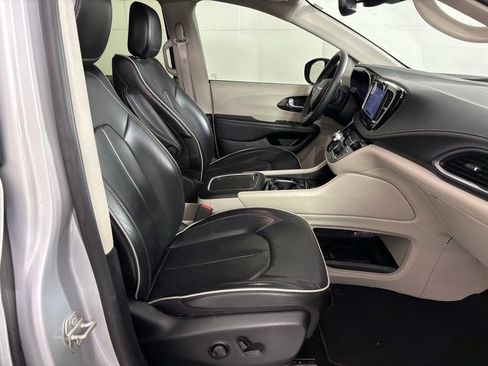 Used 2024 Chrysler Pacifica Limited image 43