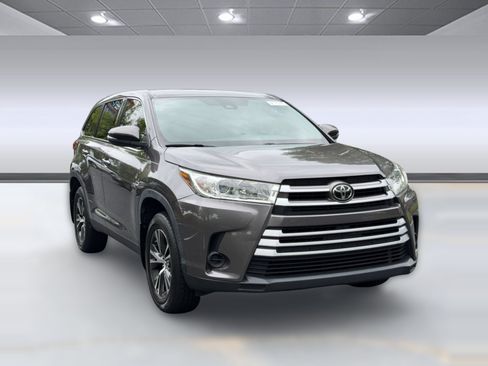 Used 2019 Toyota Highlander LE AWD/4WD image 7