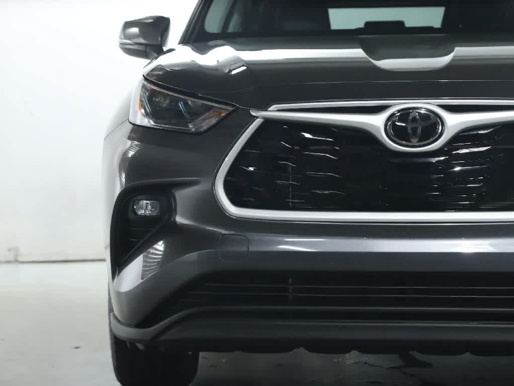 Used 2024 Toyota Highlander XLE AWD/4WD image 6