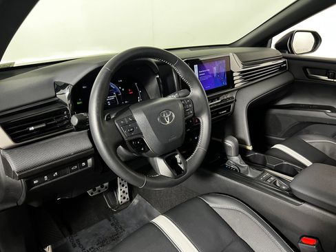 Used 2025 Toyota Camry SE w/ Convenience Package FWD image 12