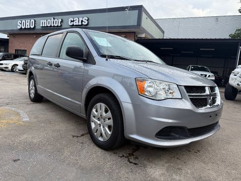 Used 2019 Dodge Grand Caravan SE image 3