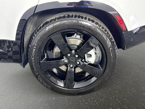 New 2026 Land Rover Defender 110 X-Dynamic SE image 33