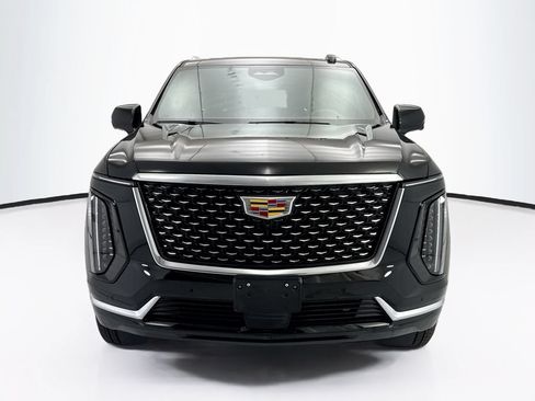 Used 2026 Cadillac Escalade Luxury AWD/4WD image 2