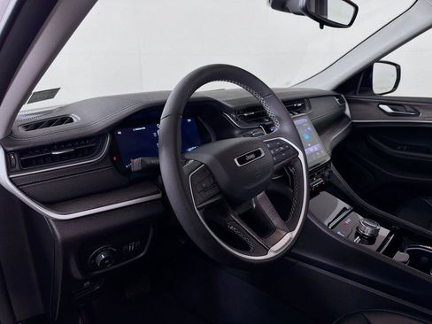 Used 2023 Jeep Grand Cherokee Limited AWD/4WD image 16