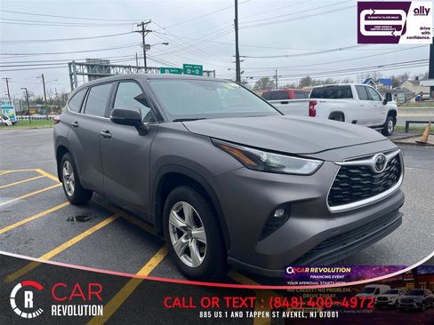 Used 2023 Toyota Highlander LE AWD/4WD image 1