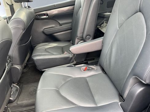 Used 2021 Toyota Highlander Platinum image 18