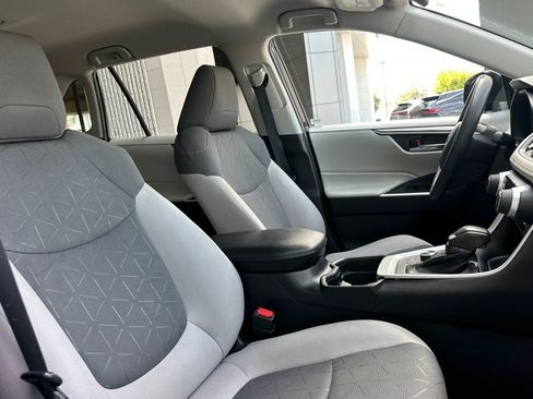 Used 2021 Toyota RAV4 XLE AWD/4WD image 27