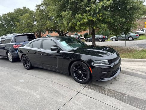 Used 2017 Dodge Charger R/T image 2