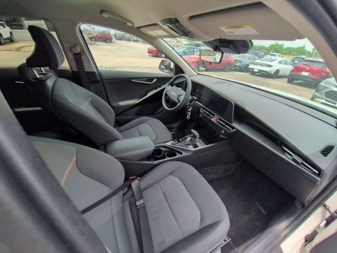 Used 2025 Kia Niro LX FWD image 31