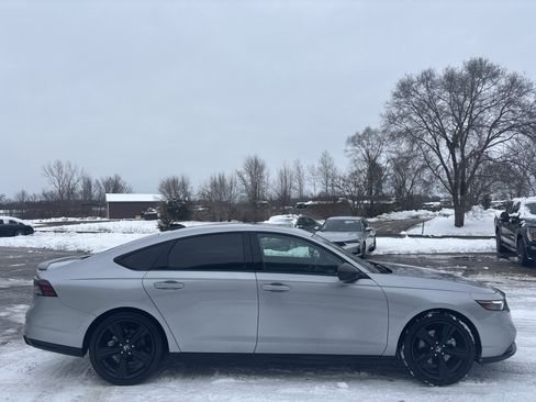 Used 2023 Honda Accord Sport image 2