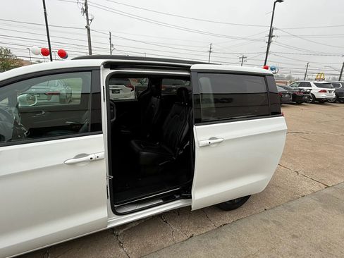 Used 2020 Chrysler Pacifica Touring-L Plus w/ S Appearance Package FWD image 22