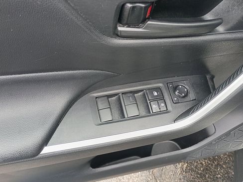 Used 2022 Toyota RAV4 LE AWD/4WD image 17
