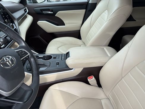 Used 2022 Toyota Highlander XLE AWD/4WD image 17