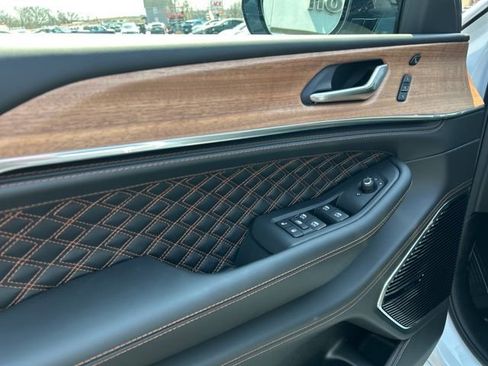 New 2026 Jeep Grand Cherokee Summit image 32