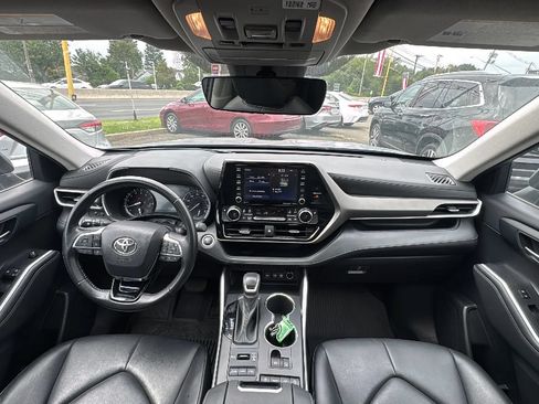 Used 2021 Toyota Highlander XLE AWD/4WD image 25