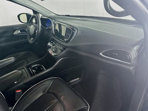 Used 2025 Chrysler Pacifica Limited image 30