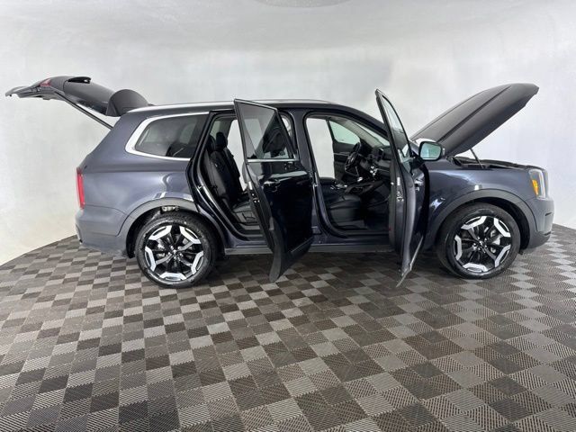 Certified 2025 Kia Telluride S FWD image 15