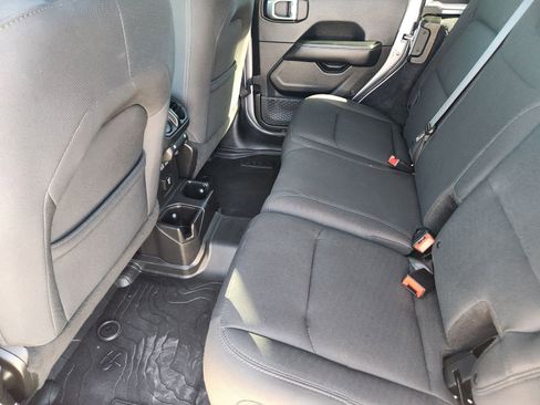 Used 2018 Jeep Wrangler Unlimited Sahara image 34