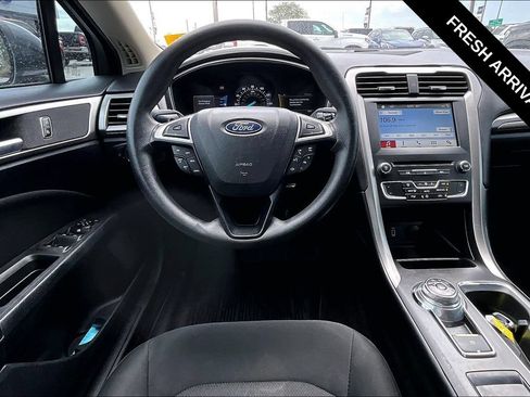Used 2018 Ford Fusion SE w/ Fusion SE Technology Package FWD image 11