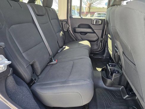 Used 2018 Jeep Wrangler Unlimited Sahara image 22