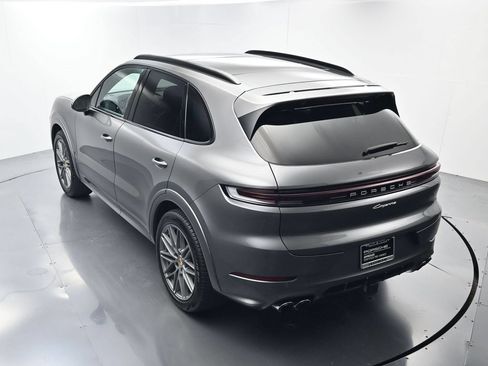 Certified 2025 Porsche Cayenne AWD/4WD image 34