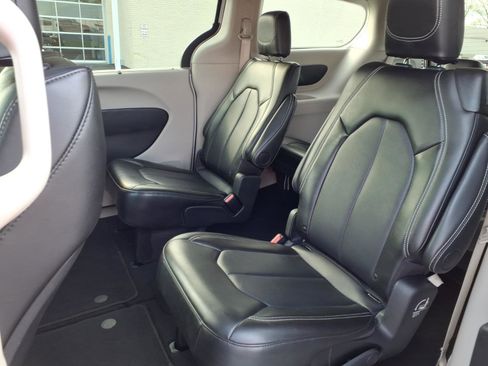 Used 2024 Chrysler Pacifica Touring-L image 26