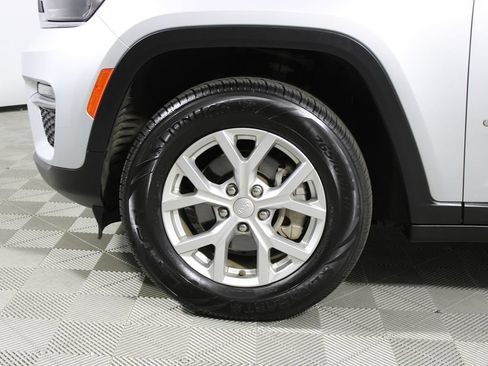 Used 2023 Jeep Grand Cherokee Limited AWD/4WD image 4