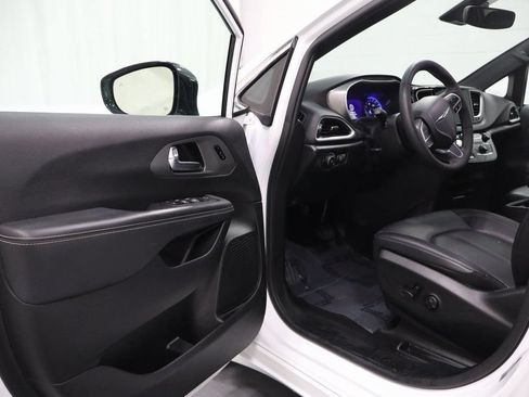 Used 2025 Chrysler Pacifica Select FWD image 11
