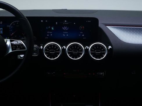 Used 2025 Mercedes-Benz GLA 250 image 31