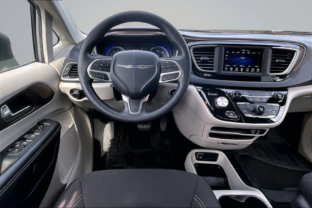 Used 2020 Chrysler Voyager L FWD image 7