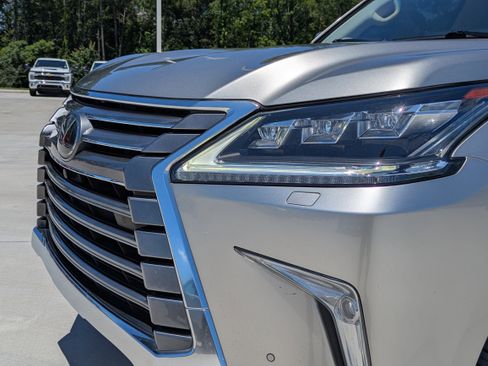 Used 2021 Lexus LX 570 4WD w/ Luxury Package image 9