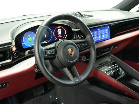 Used 2025 Porsche Macan Electric image 4