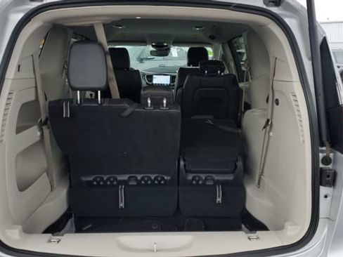 Certified 2024 Chrysler Pacifica Touring-L image 26