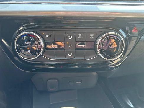 Used 2025 Chevrolet Trax LT FWD image 17