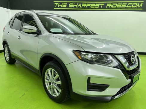 Used 2017 Nissan Rogue SV image 2