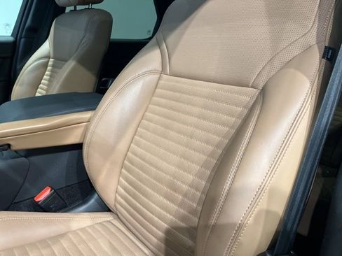 Used 2024 Land Rover Discovery Dynamic SE image 17