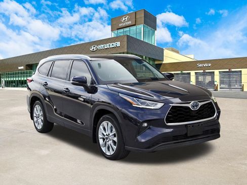 Used 2021 Toyota Highlander Limited FWD image 3