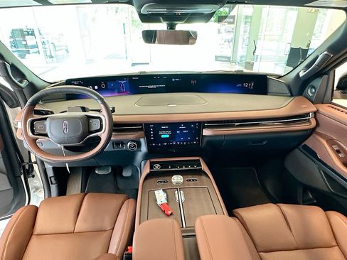 New 2026 Lincoln Navigator L Reserve AWD/4WD image 3