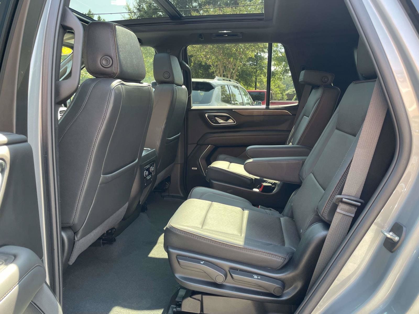 Used 2024 Chevrolet Tahoe High Country RWD image 3