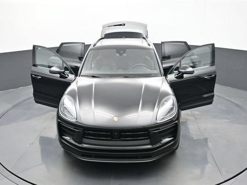 Certified 2025 Porsche Macan AWD/4WD image 32
