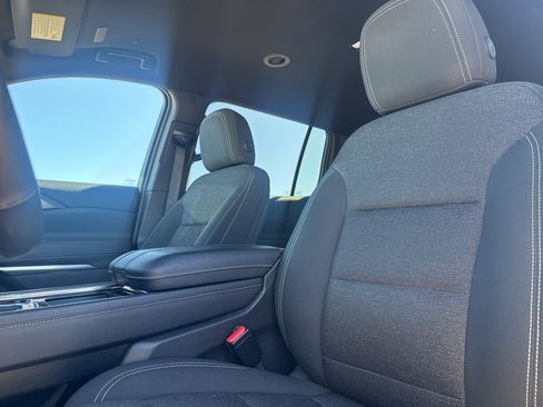 Used 2025 Chevrolet Traverse LT image 40