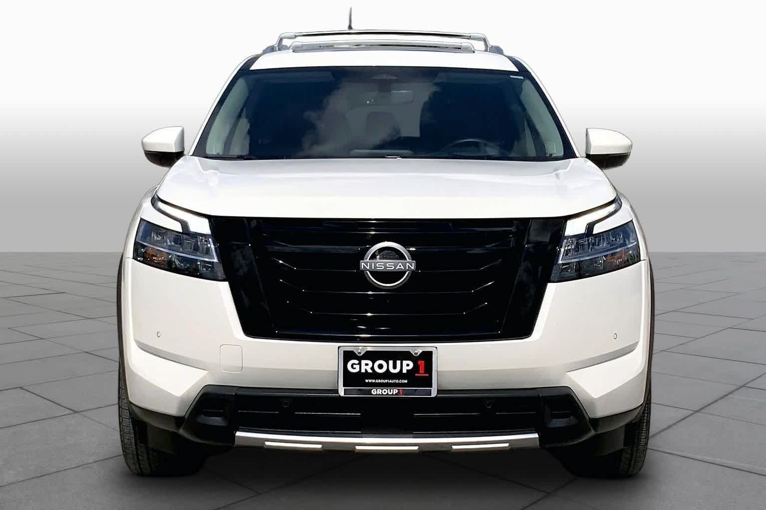 Used 2024 Nissan Pathfinder Platinum FWD image 4