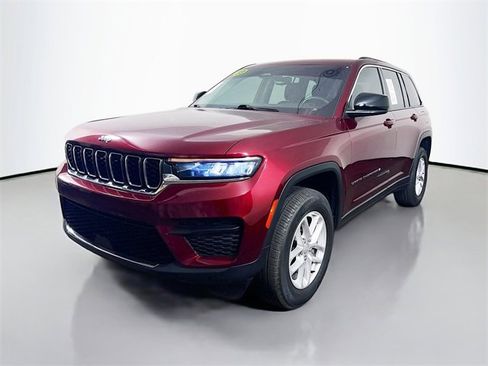 Used 2023 Jeep Grand Cherokee Laredo image 5