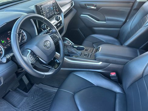 Used 2021 Toyota Highlander XLE image 10
