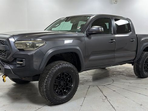 Used 2018 Toyota Tacoma TRD Off-Road image 1